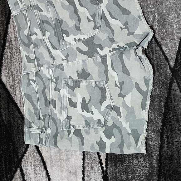 MAURICES HIGH-RISE CAMO RAW-EDGE DENIM JEAN SHORTS - Picture 8 of 11